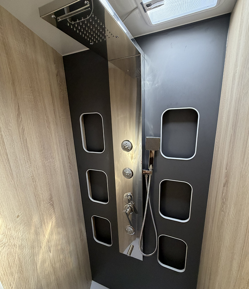 Yolcu Karavan Alkovenli Karavan Banyo