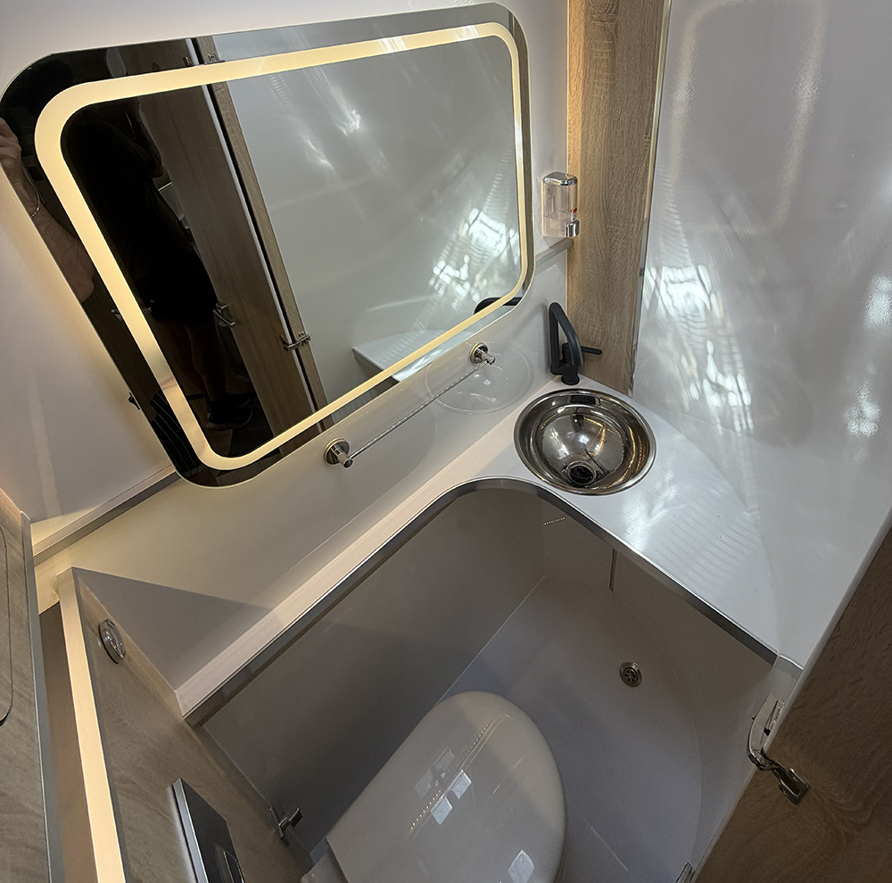 Yolcu Karavan Ayrı WC Alanı